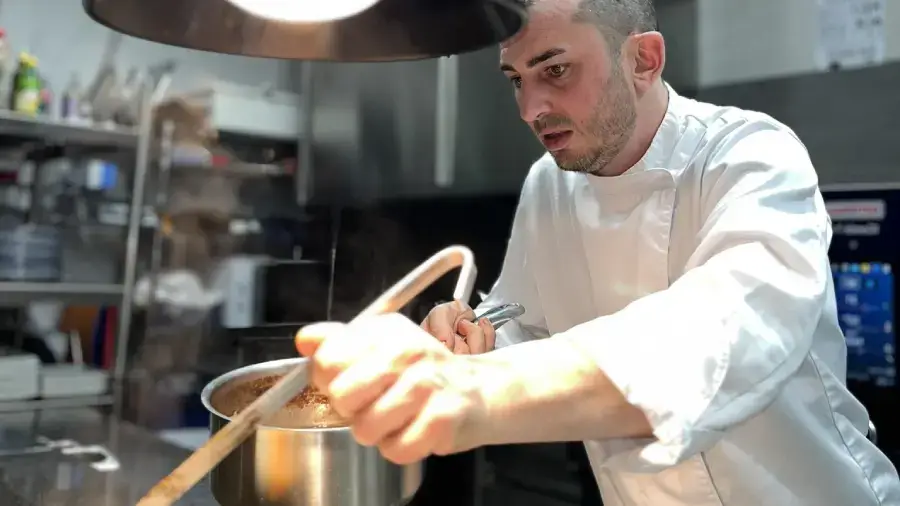 Chef Vincent Bloch en cuisine